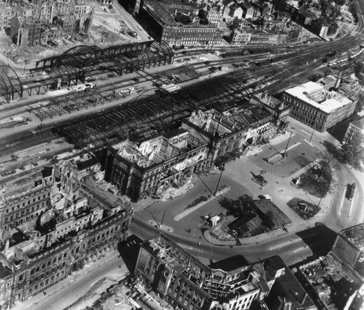 Photo aérienne américaine de la gare de Hanovre en 1945 femmes