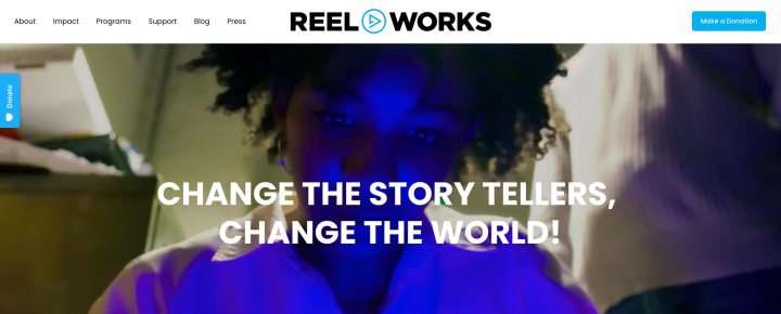 L'écran d'accueil du site Web de Reel Works avec un titre à lire "Changer les conteurs, changer le monde"